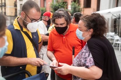 Así se fabrica una mentira: el bulo de la cuidadora okupa inventado para acosar a una inquilina inmigrante 5 Un cartero muestra a Fernando Martín y a Begoña de la Cruz, hijo y nuera de Carmen Franquelo, un burofax de la propietaria del piso, este miércoles.