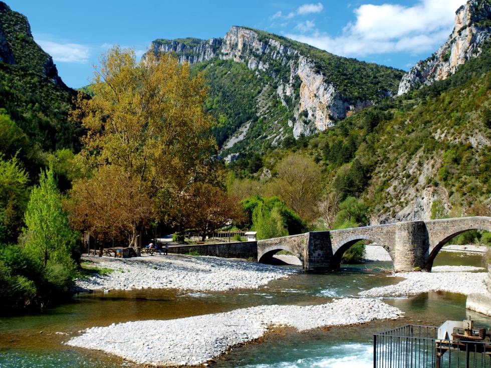 Los mejores senderos para descubrir a pie las cimas, bosques y rincones naturales de Navarra 4 Vista del puente romano y del río Irati, a su paso por la localidad navarra de Burgui.
