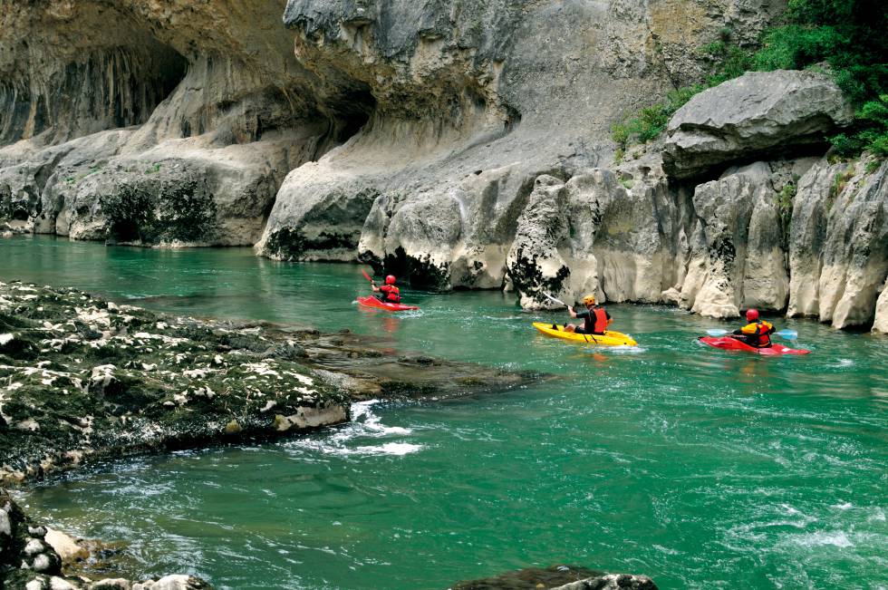 Los mejores senderos para descubrir a pie las cimas, bosques y rincones naturales de Navarra 3 La Foz de Lumbier es un impresionante cañón alrededor del río Irati, un área natural protegida donde también se practica kayak.