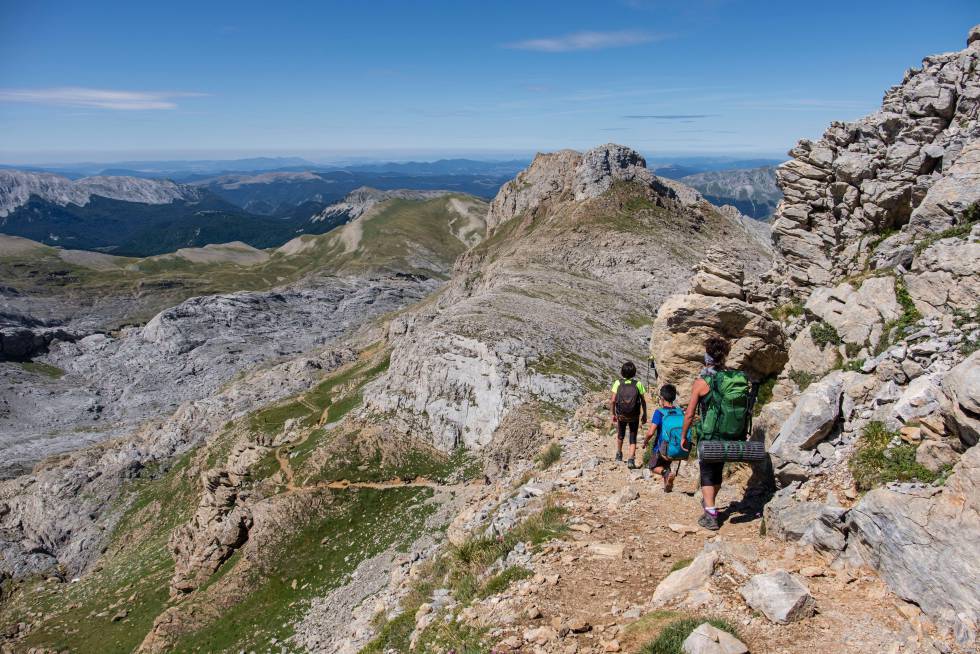 Los mejores senderos para descubrir a pie las cimas, bosques y rincones naturales de Navarra 5 Una familia asciende la cima de la Mesa de los Tres Reyes , que con una altura de 2.442 metros es el techo de Navarra.