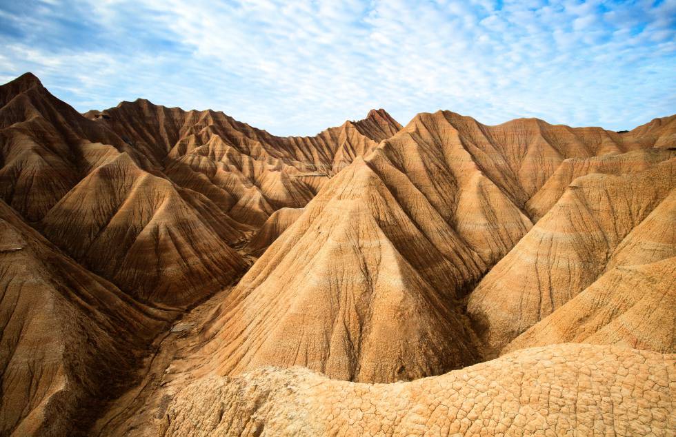 Los mejores senderos para descubrir a pie las cimas, bosques y rincones naturales de Navarra 10 El paisaje desértico de las Bardenas Reales, en Navarra.