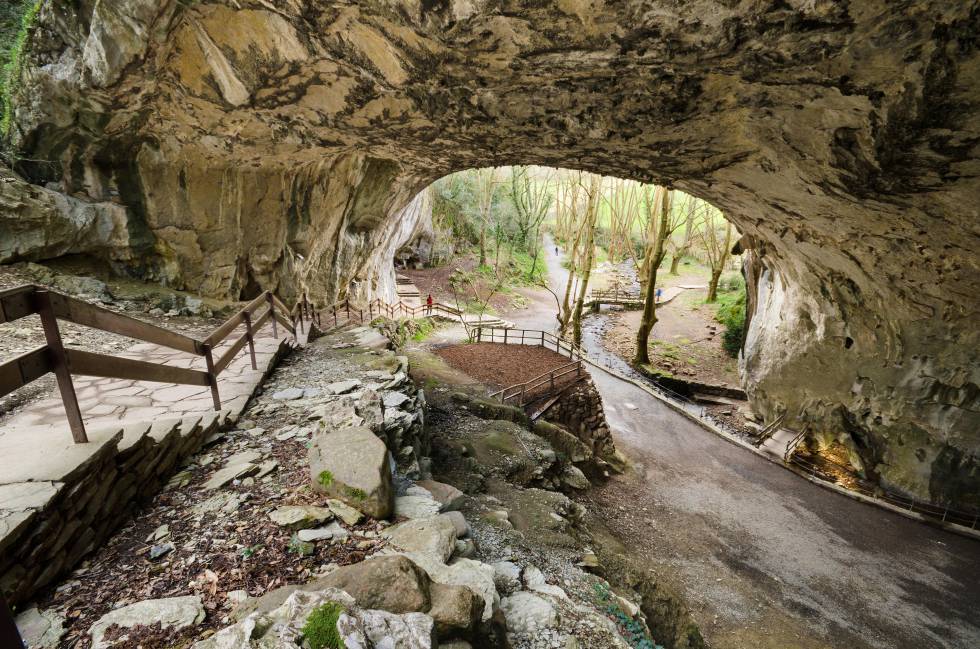 Los mejores senderos para descubrir a pie las cimas, bosques y rincones naturales de Navarra 9 Interior de las cuevas de Zugarramurdi, lugar de encuentro de brujas durante la Edad Media en Navarra.