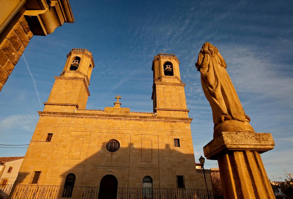 Los mejores senderos para descubrir a pie las cimas, bosques y rincones naturales de Navarra 11 La iglesia de Barásoain, en la comarca de la Valdorba.