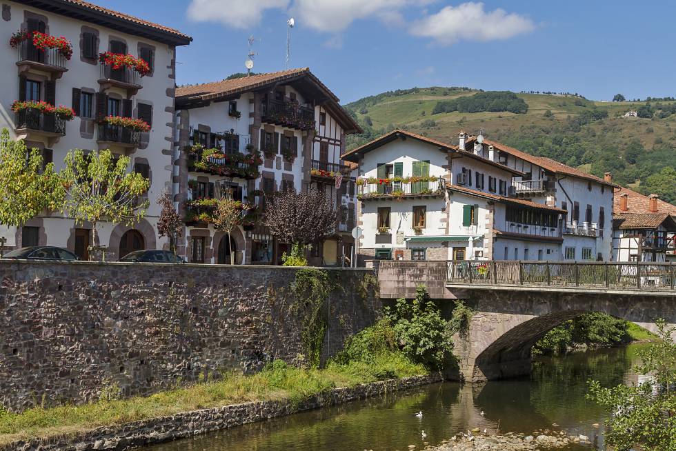 Los mejores senderos para descubrir a pie las cimas, bosques y rincones naturales de Navarra 12 Panorámica de Elizondo, localidad navarra atravesada por el río Bidasoa.