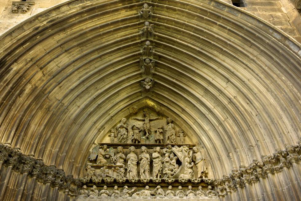 Los mejores senderos para descubrir a pie las cimas, bosques y rincones naturales de Navarra 13 El pórtico de la iglesia del Santo Sepulcro, en Estella-Lizarra.