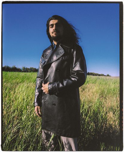 Israel Fernández, el niño sin dinero para libros que se ha convertido en la gran promesa del nuevo flamenco 5 En los campos de Corral de Almaguer (Toledo), su pueblo, Israel Fernández viste Dsquared2