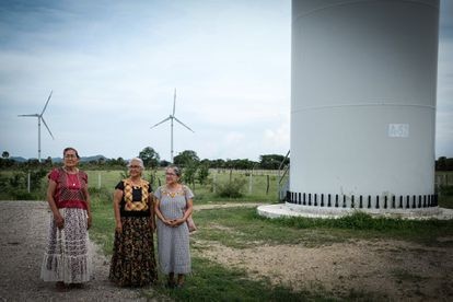 Ná Lupita, mujer de las nubes frente a las eólicas 4 Desde que Ramírez comenzara a defender su tierra y el territorio de su comunidad, otras mujeres se han unido al Comité de Resistencia y se han involucrado en actividades informativas para prevenir la instalación de otros parques. En la imagen Rosario, Rosalba y la misma Guadalupe posan junto a un aerogenerador. Pincha en la imagen para ver la galería completa.