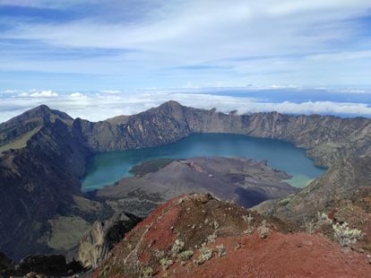 Los volcanes que cambiaron la historia de la humanidad: Krakatoa, Santorini, Eyjafjallajökull, Vesubio… 3 Cráter del volcán Tambora, en Indonesia, cuya erupción provocó que en 1816 no hubiese verano en Europa.