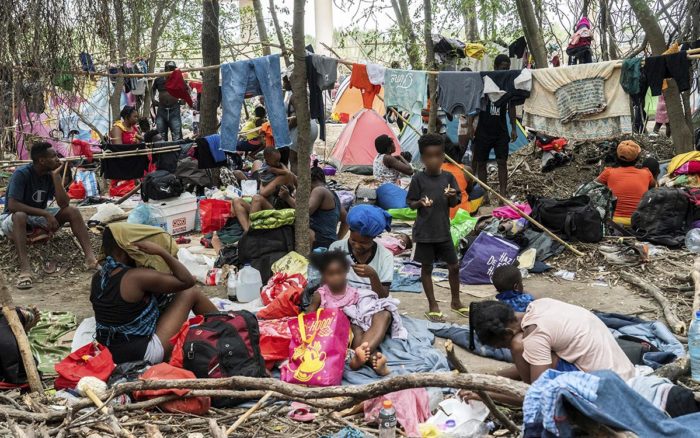 Biden recibe críticas por manejo de campamento migrante mientras más haitianos regresan a México 1 Biden recibe críticas por manejo de campamento migrante mientras más haitianos regresan a México