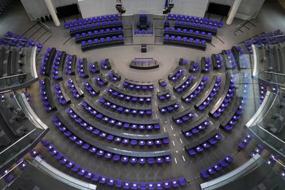 Un Bundestag mastodóntico: ya tiene 735 diputados y no deja de crecer 3 Vista general de la sala de plenos del Bundestag, en el edificio del Reichstag, en Berlín.