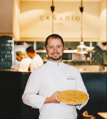 Así son las dos mejores tortillas de patata de España 2 Pedro José Román muestra la tortilla de Cañadio.