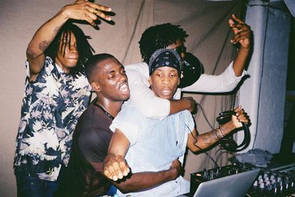 Dj Nigga Fox, una pista de baile en el gueto 2 Dj Firmeza, con bandana y camisa a rayas, en 2015 durante una fiesta de Príncipe .