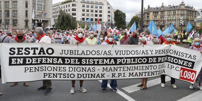 El Estado inyectará 4.500 millones más en las pensiones en 2022 2 Un grupo de pensionistas se manifiesta en Bilbao para reclamar pensiones dignas.
