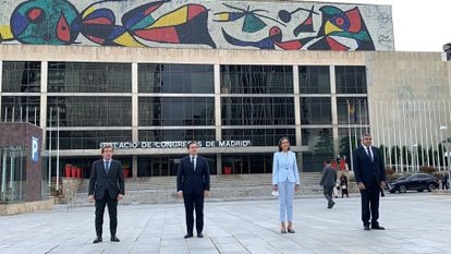 La ministra de Industria Reyes Maroto, junto al ministro de Asuntos Exteriores, Unión Europea y Cooperación, José Manuel Albares, el secretario general de la OMT, Zurab Pololikashvili, y el alcalde de Madrid, José Luis Martínez-Almeida, delante del Palacio de Congresos de Madrid este martes.