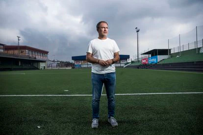 El panorama después de la lava: “Esto es muy duro, desaparecen casas delante de nuestros ojos” 2 Sergio Rodríguez, alcalde de El Paso, en el campo de fútbol de la localidad, en La Palma.