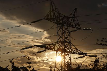 El precio de la luz se dispara a 140 euros el megavatio hora y pulveriza el récord histórico de ayer 2 Una torre de transporte de energía.