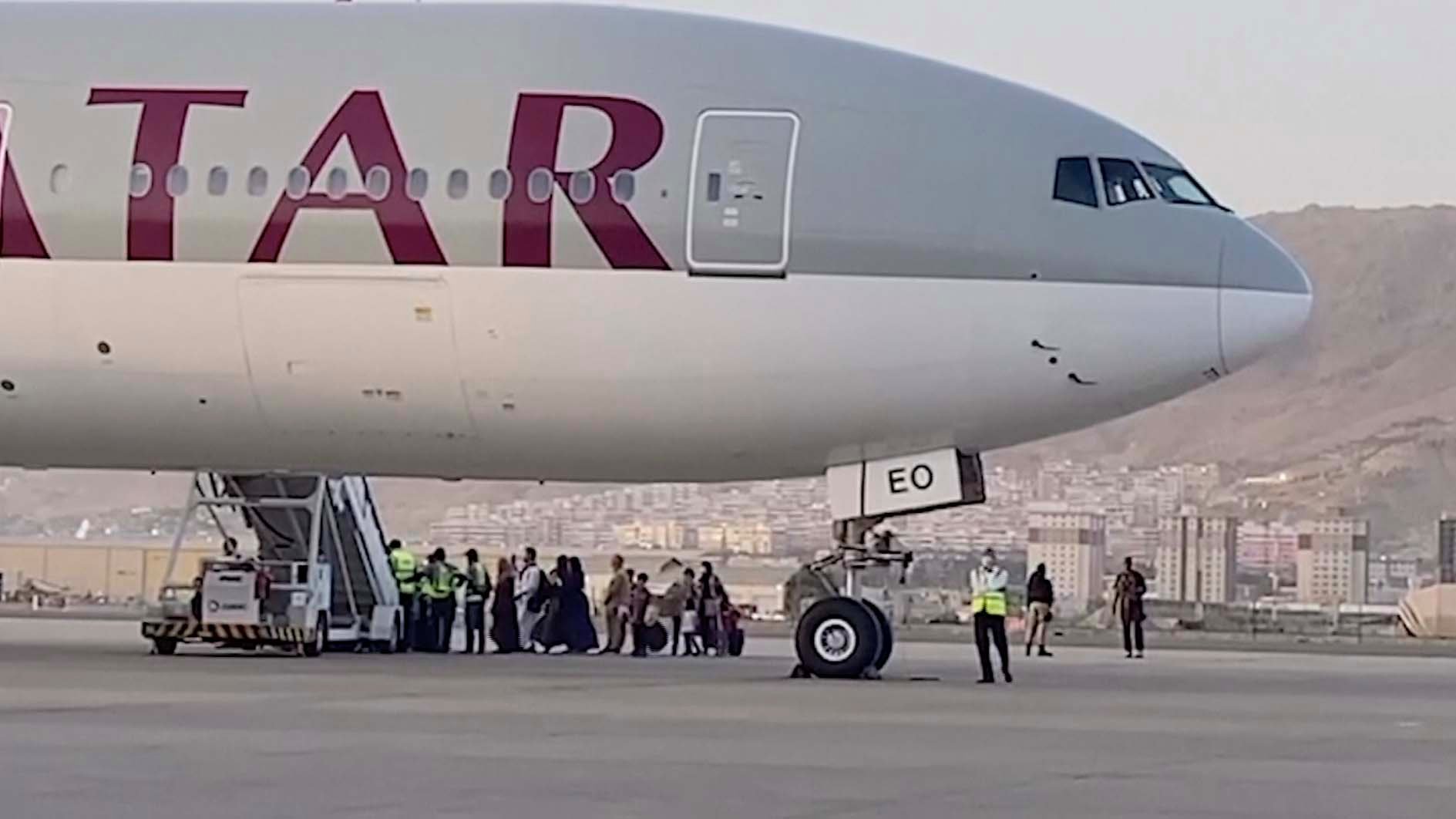 Estadounidenses salen de Kabul en el primer vuelo comercial en días 1 Estadounidenses salen de Kabul en el primer vuelo comercial en