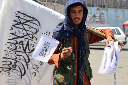 Europa huérfana 2 Un hombre afgano vende banderas talibanas en Kabul, Afganistán, el pasado 3 de septiembre.