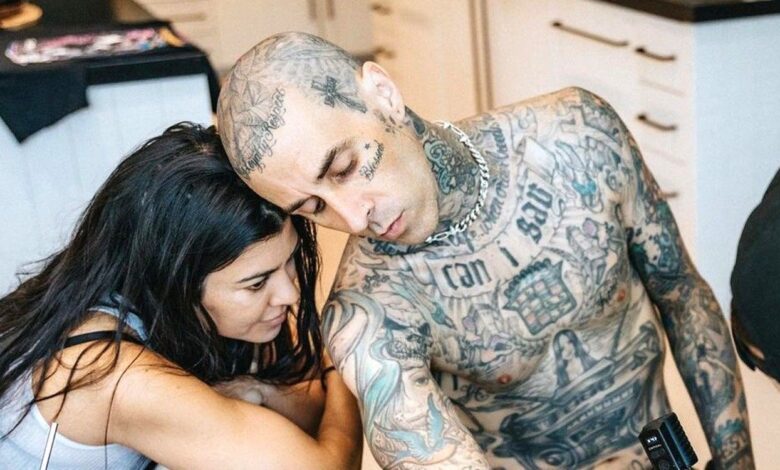 Kourtney y Travis toman una limpieza que hizo que 'todo fuera mejor' 1 KUWTK: Travis Barker comparte el 'trato' que hizo para volar con Kourtney