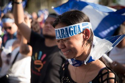 La novela en carne viva 2 Una joven llora al escuchar el himno nacional de Nicaragua durante una protesta en abril de 2018, en Managua.