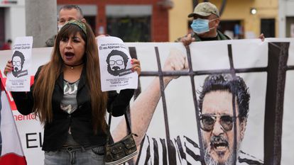 Gente celebrando el sábado la muerte de Abimael Guzmán, en la puerta de la prisión, en Lima.