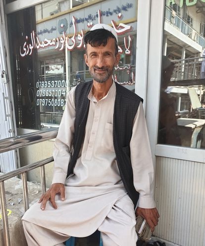 Los afganos, ante el recuerdo de los atentados del 11-S: “Todo cambió a partir de entonces” 2 Wahidullah, el jueves, en el rincón del Mercado del Príncipe de Kabul donde tiene su puesto de cambio de divisas.