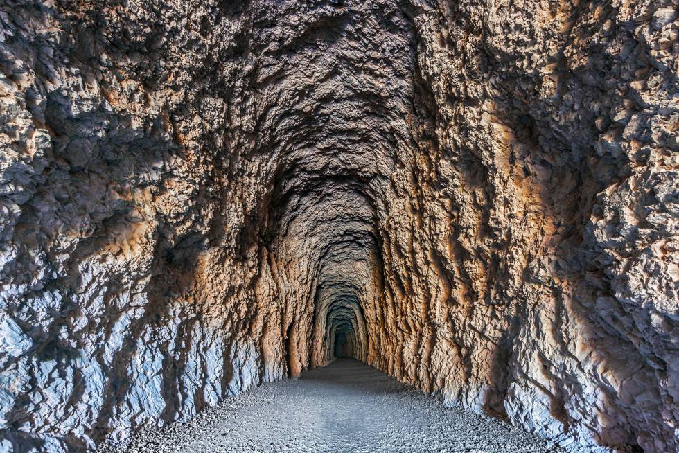 Los mejores senderos para descubrir a pie las cimas, bosques y rincones naturales de Navarra 2 Un túnel se adentra en las tripas de la montaña en la Foz de Lumbier.