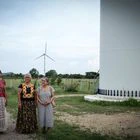 Ná Lupita, mujer de las nubes frente a las eólicas 2 A partir de que la Señora Guadalupe se integró a la defensa de la tierra y el territorio de su comunidad, otras mujeres se han unido al Comité de Resistencia y se han involucrado en actividades informativas para prevenir la instalación de otros parques. En la imagen Rosario, Rosalba y Guadalupe posan junto a un aerogenerador.