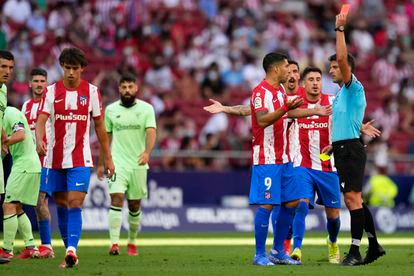 Momento en el que Gil Manzano expulsa a João Félix durante el Atlético-Athletic (0-0) celebrado este sábado en el Wanda Metropolitano. (AP Photo/Manu Fernandez)
