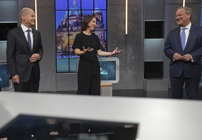 Olaf Scholz, el candidato socialdemócrata (izquierda), habla con la líder de los Verdes, Annalena Baerbock, y con el candidato democristiano, Armin Laschet antes de empezar el tercer y último debate electoral.