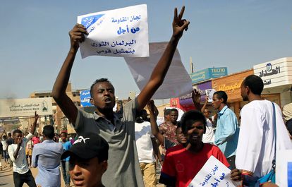 Sudán: cómo construir el futuro sobre las ruinas de la violencia 2 Manifestantes sudaneses en una protesta contra el Gobierno en Jartum, Sudán, el 21 de octubre de 2020.