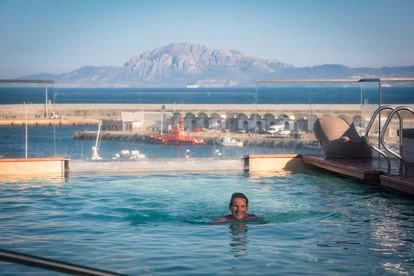 Tarifa y Santiago, los vencedores de la temporada turística 2 Un turista nada en la piscina del hotel La Residencia Puerto.