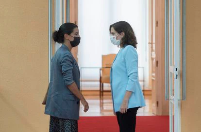 Ayuso presenta sus primeros presupuestos sin pacto con Vox, que reclama reducir la inversión en igualdad 2 La presidenta de la Comunidad de Madrid, Isabel Díaz Ayuso, conversa con la portavoz de Vox en la Asamblea, Rocío Monasterio.