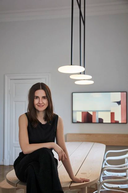 Joanna Laajisto, estrella del interiorismo finlandés: “Defiendo un diseño que se pueda pagar” 3 Joanna Laajisto, en su estudio de Helsinki, bajo la lámpara Ihana que ha diseñado para la empresa española Marset.