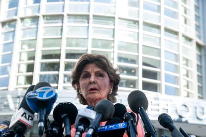 Un hito racial para el MeToo: las activistas negras que acabaron con décadas de impunidad de la estrella del ‘soul’ R. Kelly 3 La abogada Gloria Allred, letrada de algunas de las demandantes de Kelly, comparece tras conocerse el veredicto de culpabilidad del cantante el pasado lunes en Nueva York.