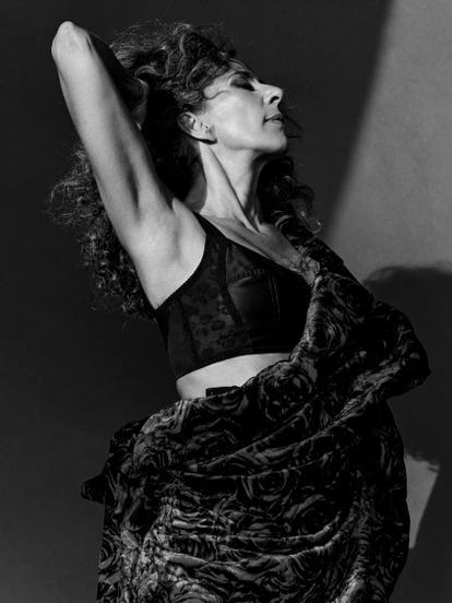 Lolita y Rosario recuerdan la leyenda de Lola Flores 6 Rosario lleva corsé de encaje y satén y leggings de Dolce & Gabbana, y abrigo de terciopelo con estampado de rosas de Dries Van Noten.