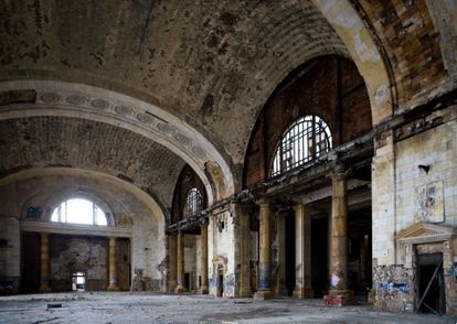 Una bancarrota y una pandemia después, Detroit vuelve a renacer 5 Interior de la Michigan Central Station abandona.