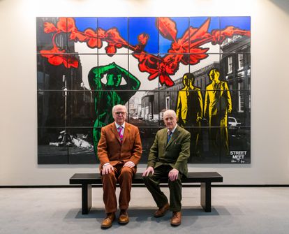 Londres pelea por seguir siendo la capital europea del arte pese al Brexit 4 Los artistas británicos Gilbert & George, partidarios del Brexit, delante de su cuadro 'Street Meet' en Frieze Masters, la feria dedicada al arte anterior al año 2000 que se celebra en el Regent's Park de Londres a la vez que Frieze London.
