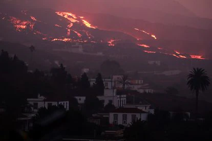 La lava del volcán de La Palma engulle el campo de fútbol de La Laguna, pero se aleja del centro urbano 3 La lava del volcán Cumbre Vieja fluyendo colina abajo, en una imagen tomada desde Tajuya durante la madrugada de este sábado.
