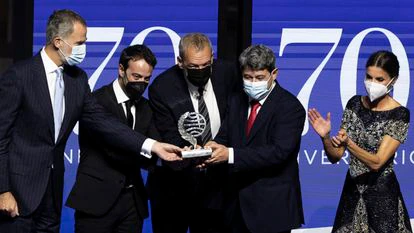 La verdad sobre el caso Carmen Mola: “No nos hemos escondido tres detrás de una mujer, sino detrás de un nombre” 4 Los ganadores del Premio Planeta, Agustín Martínez, Jorge Díaz y Antonio Mercero, flanqueado por el rey Felipe y la reina Letizia.