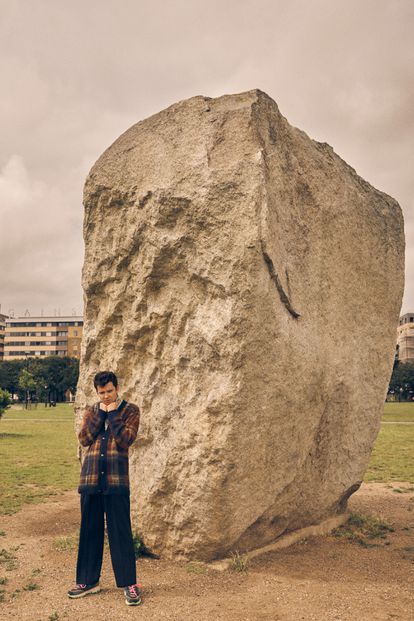 Risas incómodas, giros explícitos y besar “a quien quieras”: el protagonista de ‘Sex Education’ se confiesa 3 Asa Butterfield posa para ICON ante una roca gigante que, aun así, no le empequeñece. Viste Etro.