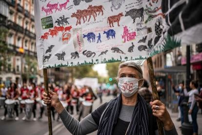 180 asociaciones ecologistas y sociales protestan en Madrid contra los megaproyectos de renovables en zonas rurales 3 Un hombre lleva un cartel durante la manifestación "Renovables sí, pero no así", este sábado en Madrid.