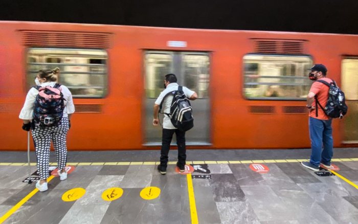 Policía evita que hombre se arroje a las vías de la Línea B del Metro 1 1634514492 Policia evita que hombre se arroje a las vias de