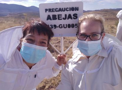 El poder del insecto más fascinante del mundo 3 A las profesoras Laura Provincial (derecha) y María Jesús Centellés, impulsoras de Polinizacción, la apicultura les pilló de nuevas. “Yo no estaba nada familiarizada, no sabía nada. Con las primeras charlas ya dije: ‘¡Esto es apasionante, pero cómo no lo sabe todo el mundo!’. Desde entonces, ha sido cabezonería de María Jesús y mía continuar con este proyecto contra viento y marea”, relata Provincial.