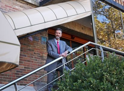 La crisis energética asfixia al tejido empresarial español en plena recuperación 4 Juan Carlos Santos, director del Hotel Corregidor de Segovia, en la entrada del alojamiento el jueves.