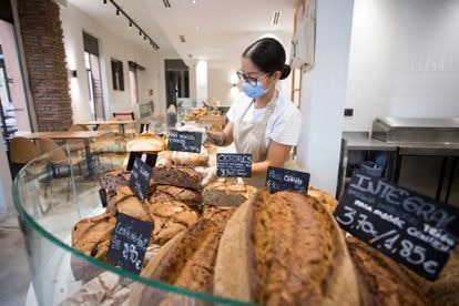 La crisis energética asfixia al tejido empresarial español en plena recuperación 6 Una trabajadora de la panadería 25 Degres, el viernes en Málaga.