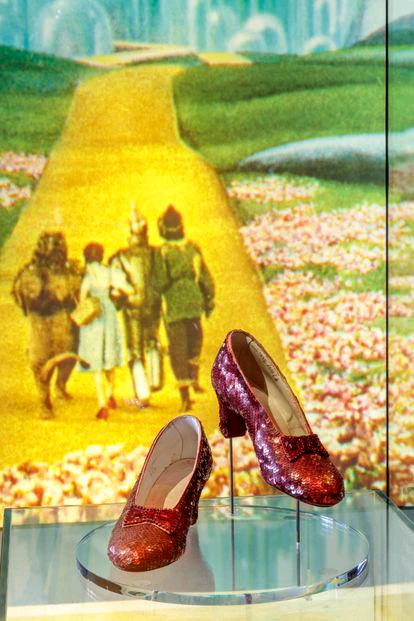 Hollywood muestra su nuevo rostro en el Museo de la Academia 4 Los zapatos del personaje de Dorothy de la película 'El mago de Oz'.