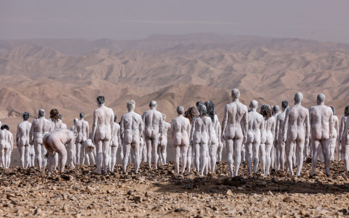 Cientos de personas se desnudan para asistir a una sesión de fotos de Spencer Tunick | Video 1 1634581901 Cientos de personas se desnudan para asistir a una sesion