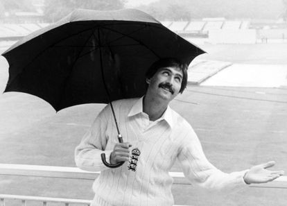 El críquet, ese deporte exótico que se infiltró en la política y reina en la moda 3 El jugador de críquet Graham Gooch, en el campo durante un día lluvioso de 1978.