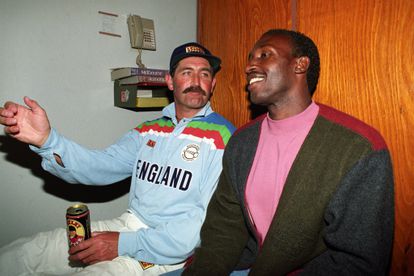 El críquet, ese deporte exótico que se infiltró en la política y reina en la moda 6 El jugador de críquet Graham Gooch y el atleta Linford Christie comparten una cerveza en 1992.